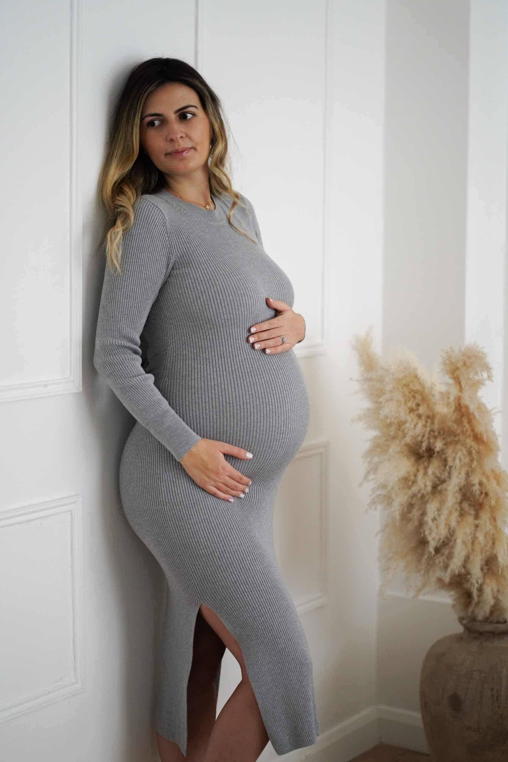 london maternity photography image of pregnant woman in grey dress
